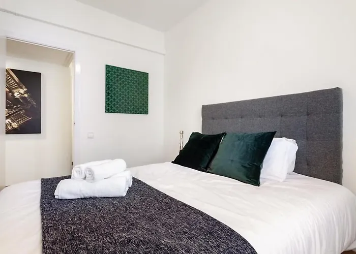 The Collection - Exclusive Huge 4 Double Bedroom Center *