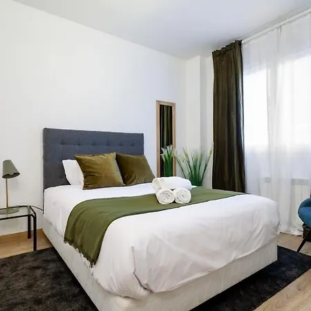 Exclusive Huge 4 Double Bedroom Center *