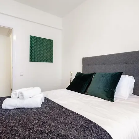 Exclusive Huge 4 Double Bedroom Center *